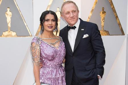 Salma Hayek strahlte an der Seite ihres Ehemannes François-Henri Pinault. Doch ihre lilafarbene Robe von Gucci konnte Modekr...