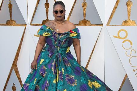 Whoopi Goldberg ist für ihre farbenfrohen, aufgefallenen Roben bekannt. Mit diesem bunten Kleid plus Sonnenbrille auf der Na...