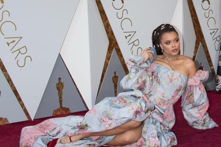 Sängerin Andra Day trug nicht nur ein wenig schmeichelhaftes Kleid - auch ihr Posieren im Sitzen auf dem roten Teppich kam n...