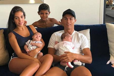 Hier noch zu fünft: Weltfußballer Cristiano Ronaldo (32) entspannt neben seiner Freundin Georgina Rodríguez (22) mit den Zwi...