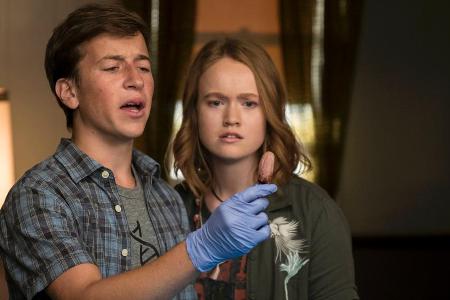 Eric (Skyler Gisondo) steht Abby (Liv Hewson) weiterhin bei
