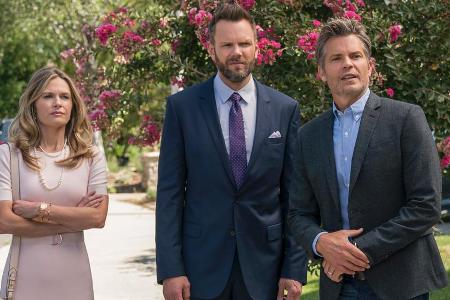 Joel McHale (Mitte) taucht in Staffel zwei von 