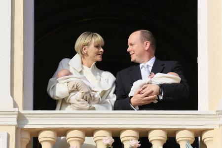 Das Fürstenpaar präsentiert die Zwillinge