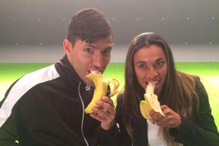 Der Argentinier Sergio Agüero und die brasilianische Nationalspielerin Marta beißen gegen Rassismus in die Banane