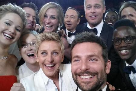 Moderatorin Ellen DeGeneres umringt von Jennifer Lawrence, Meryl Streep, Julia Roberts, Channing Tatum, Angelina Jolie, Brad...