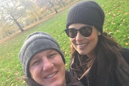 Dieses Baby wird mit Sicherheit eine Sportskanone: Der Fußballstar Bastian Schweinsteiger und seine Frau, Tennisspielerin An...