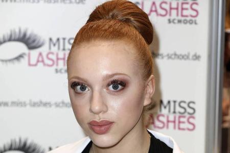 Ihre leuchtenden roten Haare, ihre vollen Lippen sowie die ausdrucksstarken Augen sind ihr Alleinstellungsmerkmal. Sie mag i...