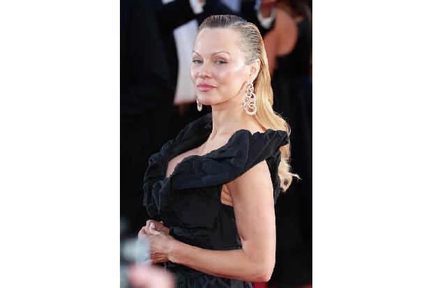 ...Kurzem versuchte sich Pamela Anderson bei den Filmfestspielen von Cannes dann an diesem strengen Look. Doch der tiefe Aus...