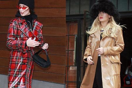 Bella Hadid (l.) trägt einen karierten Burberry-Trench aus Lack, Rita Ora hingegen eine etwas unaufälligere Variante in Beige