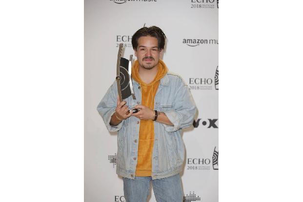 ...wurde indes Milky Chance ernannt. Sänger Clemens Rehbein hält die Trophäe stolz in den Händen. Geballte Men Power...