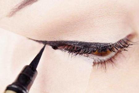 Mit Tesafilm zum Cat-Eye-Look