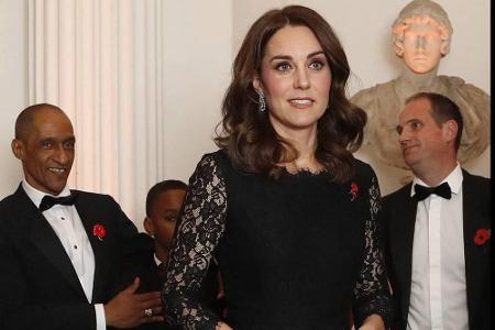 7. November 2017: Zu einem Gala-Dinner erschien die 36-Jährige ganz stilvoll in einem schwarzen Spitzenkleid von Diane von F...