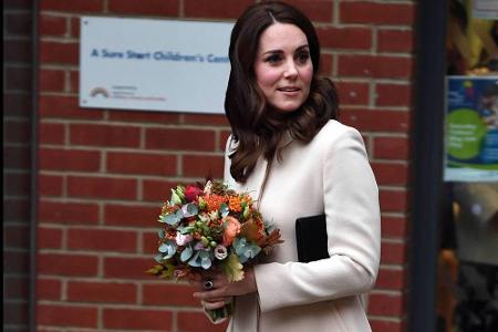 14. November 2017: Dem kalten London-Wetter trotzte Kate beim Besuch eines Kinderzentrums mit einem beigefarbenen Mantel von...