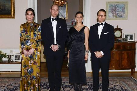 30. Januar 2018: Im neuen Jahr setzte Herzogin Kate ihre modische Reise fort. Die bodenlange Robe mit Flötenärmeln und Blume...