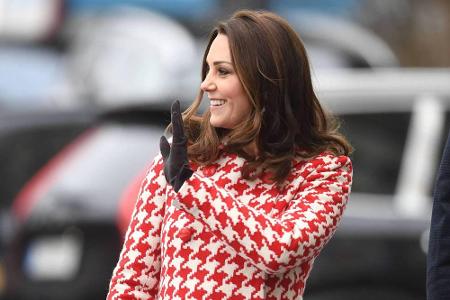 31. Januar 2018: An Tag zwei ihrer gemeinsamen Skandinavien-Reise mit Prinz William zeigte sich Kate in einem Mantel mit rot...