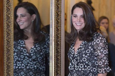 19. Februar 2018: Das schwarz-weiß-gemusterte Spitzenkleid mit Muschelsaum von Erdem setzte Kates Babybauch ideal in Szene. ...