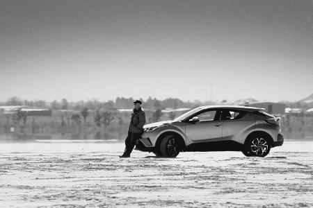 Jim Rakete lehnt lässig an seinem Toyota C-HR Hybrid in Kalifornien