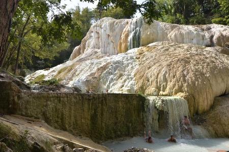 Für kleines Geld können sich Urlauber in Bagni San Filippo im Schlamm wälzen