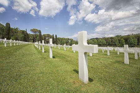 Tausende weiße Kreuze erinnern an die gefallenen Soldaten im Zweiten Weltkrieg