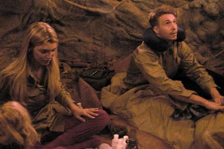 Während die anderen Camper bereits am Lagerfeuer sitzen, müssen Giuliana Farfalla und David Friedrich die Nacht in einer Höh...