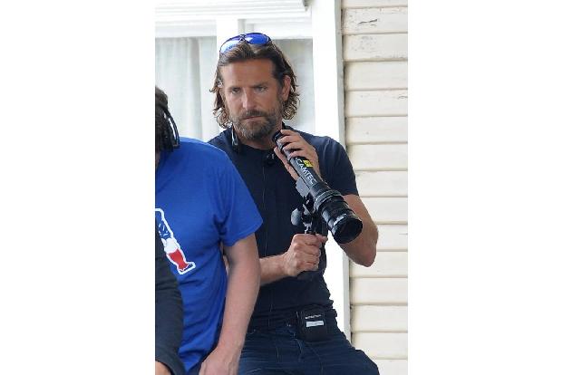 ...Neu-Papa Bradley Cooper ist für diesen modischen Wandel der Stefani Joanne Angelina Germanotta verantwortlich. Der Schaus...