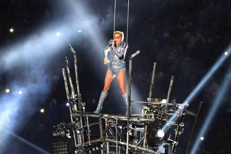 Bereits zu Beginn sorgte Lady Gaga für einen Knaller: Die Show begann nicht auf dem Spielfeld, sondern auf dem Dach des Stad...