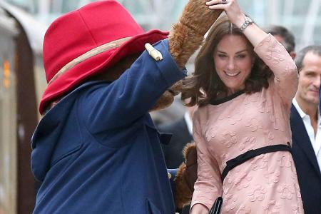 Mit Paddington Bär schäkerte Herzogin Kate am 16. Oktober in einem rosefarbenen Etuikleid von Orla Kiely. Dank schwarzem Sch...
