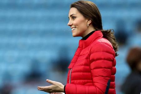 Für einen Aufenthalt auf dem Fußballplatz entschied sich Herzogin Kate am 22. November mit knallroter Daunenjacke und schwar...