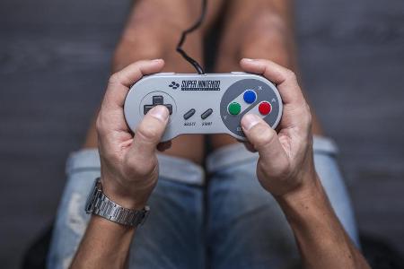 Weckt Kindheitserinnerungen: Ein SNES-Controller