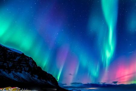 Allein die tanzenden Himmelslichter sind für viele Touristen Grund genug, Island einen Besuch abzustatten. Aurora borealis l...
