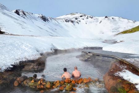 Deutlich gemütlicher geht es hier zu: Von einer heißen Quelle aus lassen sich Islands Winterlandschaften gleich viel entspan...