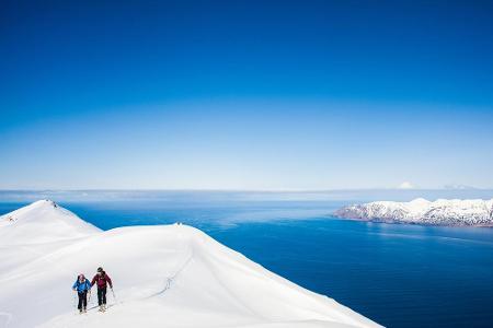 Skifahren auf Island? Ja, auch das ist möglich! Elf Skigebiete mit knapp 75 Kilometer Pisten lassen sich auf zwei Brettern e...
