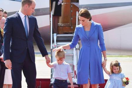 Bei der Ankunft in Berlin stahlen ihnen wie so oft Prinz George (3) und Prinzessin Charlotte (2) die Show - auch wenn George...