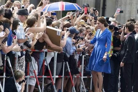 Jubelnder Empfang am Brandenburger Tor: Soweit der Sicherheitsdienst es zuließ, nahm Herzogin Kate ein Bad in der Menge.