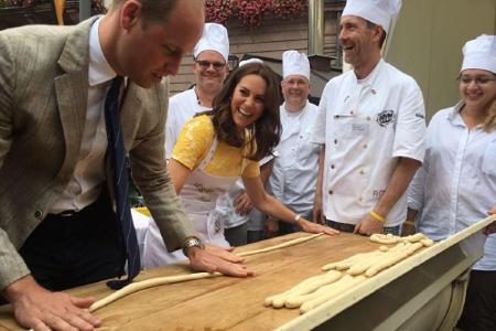 In Heidelberg versuchten William und Kate sich am Brezel-Formen. Die Herzogin schien dabei deutlich mehr Spaß zu haben als i...