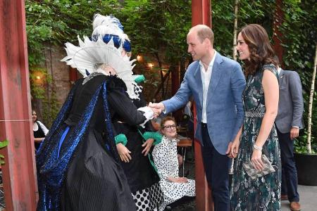 Am Abend ging es wieder zurück nach Berlin, wo William und Kate in Clärchens Ballhaus ein königlicher Empfang bereitet wurde.