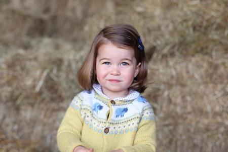 Obwohl Prinzessin Charlotte am heutigen 2. Mai erst ihren 2. Geburtstag feiert - hier das offizielle Foto - hat die Tochter ...