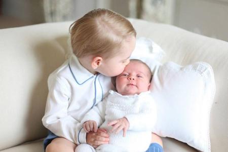 Die Fans der Royals schmolzen dahin, als Prinz William und Herzogin Kate im Juni 2015 die ersten Fotos von Prinz George zusa...