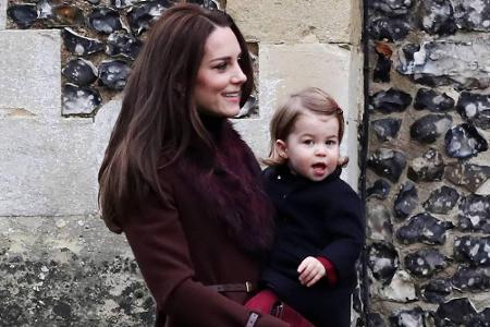 Niedliche Fotos gab es auch an Weihnachten 2016. Damals wurde Prinzessin Charlotte von ihrer Mama zum Gottesdienst getragen....