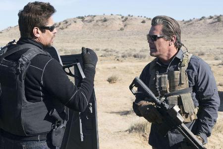 Die Agenten Matt (Josh Brolin) und Alejandro (Benicio Del Toro) an der US-mexikanische Grenze in 
