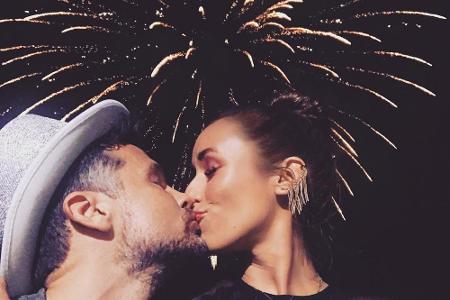 Auch Annemarie und Wayne Carpendale werden 2018 Eltern. Sie begrüßten das neue Jahr mit einem dicken Schmatzer!