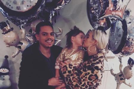 Für Sängerin Ashlee Simpson Ross gab es zum neuen Jahr ein dickes Bussi von Töchterchen Jagger - Ehemann Evan Ross strahlt e...