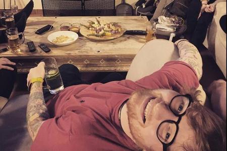 Sänger Ed Sheeran hatte offenbar ein ganz gemütliches Silvester zu Hause, mit Bier und Snacks vor dem Kamin.