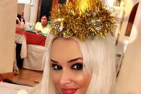 Daniela Katzenberger feierte mit ihrer Familie auf Mallorca. Das goldene Hütchen auf dem Kopf ließ sie sich nicht nehmen.