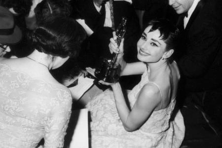 Audrey Hepburn mit ihrem Oscar für 