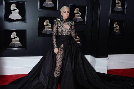 Normal kommt für Lady Gaga natürlich nicht in Frage. Den weiten schwarzen Rock ihres Outfits nahm sie später ab, so dass sie...