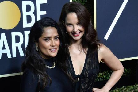 Salma Hayek trug ein Kleid von Balenciaga, sie posierte gemeinsam mit ihrer Schauspielkollegin Ashley Judd. Die beiden hatte...