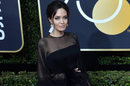Angelina Jolie trug ein Kleid in fließendem Stoff von Atelier Versace und jeder Menge Federn.