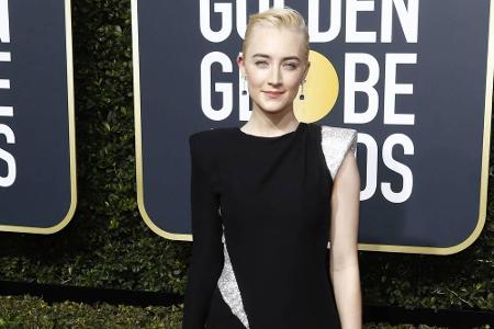 Golden-Globe-Gewinnerin Saoirse Ronan glänzte in Versace. Das Kleid setzte mit einer Glitzerpartie an der linken Schulter un...