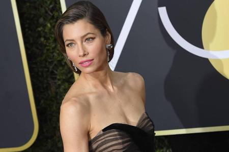 Ganz klassisch in Dior erschien Jessica Biel. Sie setzte mit pinken Lippen einen Farbtupfer.